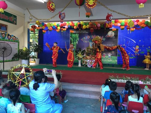 Trường Mầm non Long Biên tổ chức cho các bé học sinh vui  Hội Trăng rằm.

